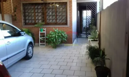 SOBRADO COM 4 DORMITÓRIOS, SENDO 2 SUÍTES, ENTRADA LATERAL, DEPENDEÊNCIAS, SALÃO E CHURRASQUEIRA