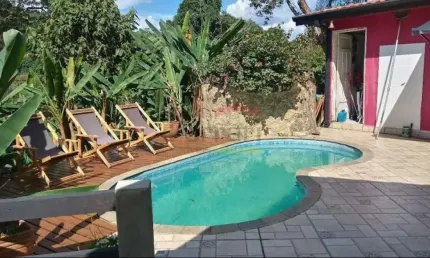 Linda casa de padrão rústico no Condomínio Parque Suíça, em meio a Serra da Cantareira com 133m²  de