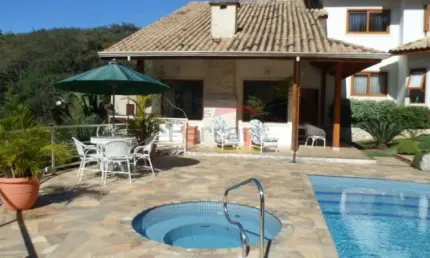 Casa em condomínio fechado com 3 suítes e piscina nas Roseiras em Mairiporã