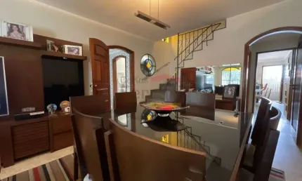 Sobrado na Santa Teresinha com 203m², 3 dormitórios, sendo 1 suíte, 4 vagas
