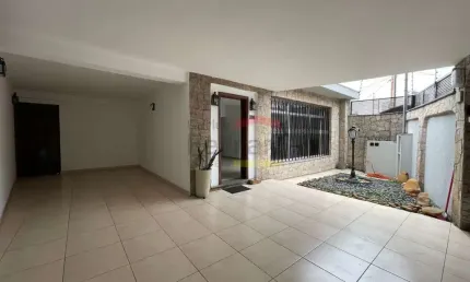 Casa Terrea Jardim França com 4 suítes, quital, amplo salão de festas e churrasqueira.