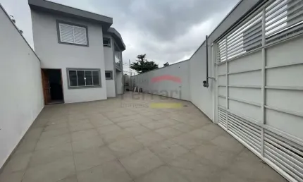 Novo Sobrado 123m² no Parque São Domingos, com 3 dormitórios, quintal com churrasqueira e 6 vagas.