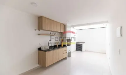 Sobrado novo de alto padrão à venda, com 3 suítes, espaço gourmet e 2 vagas!