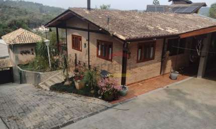 Casa térrea em condomínio  na Serra da Cantareira, piscina,3 quartos, sendo 1 suíte.