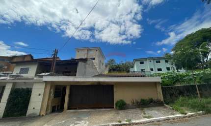 CASA TOTALMENTE TÉRREA Á VENDA NO JARDIM GUAPIRA - 3 DORMITÓRIOS E 3 VAGAS.