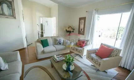 Ampla casa à venda no Piqueri com espaço gourmet, quintal arborizado e excelente localização!