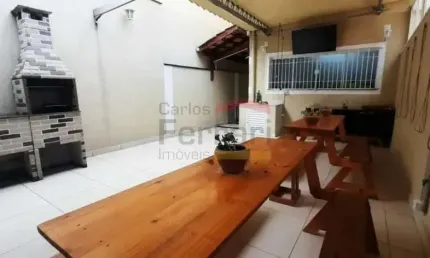 Sobrado com 3 dormitórios / 1 suíte /2 vagas na Vila Mazzei