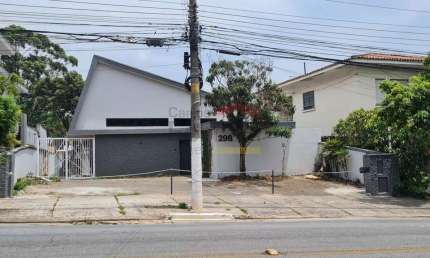 Casa Comercial de 226m² em Localização Nobre - Próximo ao Metrô, com Estacionamento e 8 Salas!