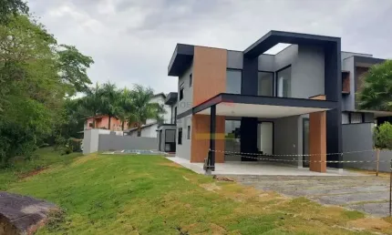 Sobrado à venda com 4 suítes no condomínio Figueira Garden