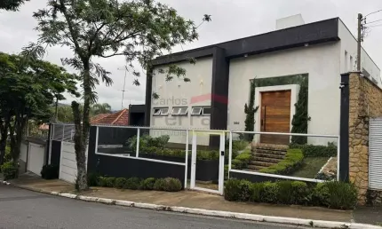 Sobrado nas Palmas do Tremembé, com 5 quartos, 8 vagas de garagem e piscina