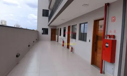 Apartamento novo, vago, à 200 metros do metrô, contendo 1 dormitórios, quintal.