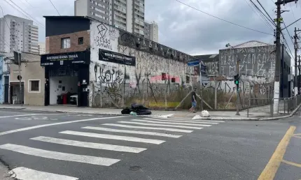 Terreno comercial com 360m², excelente localização e em via de grande fluxo de veículos.