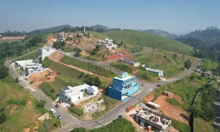 Vende Casa Nova no Condomínio Real Park com Piscina- Santa Isabel