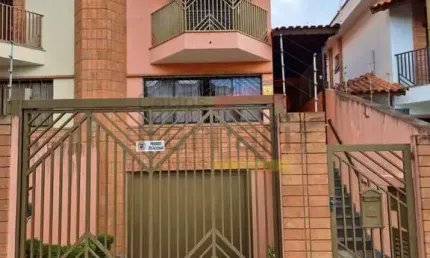 Sobrado no Jardim São Paulo, com 3 quartos e 4 vagas, proximo ao Metrô