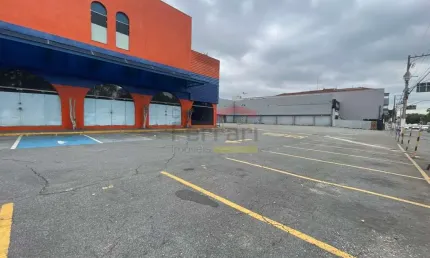 Loja comercial com 5.300m², ótima localização, via de grande fluxo, estacionamento para 80 veículos.