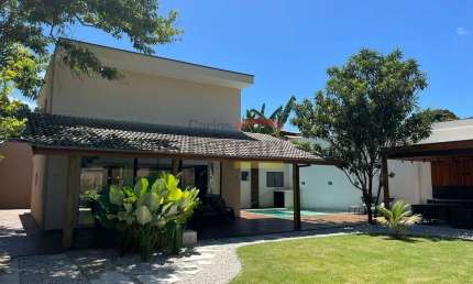 Casa de Alto Padrão a 300m da Praia de Boiçucanga - São Sebastião-SP