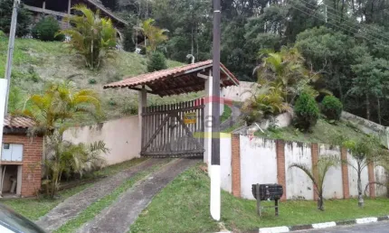 Casa aconchegante em meio a Serra da Cantareira, no loteamento Pq Suíça com 120m de área útil, toda
