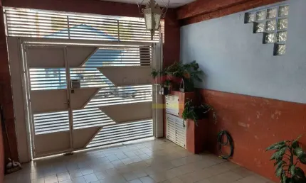 Sobrado localizado na agua fria com 2 dormitórios e 1 vaga