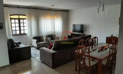SOBRADO COM 3 SUÍTES, QUINTAL, CHURRASQUEIRA, 8 VAGAS DE GARAGEM