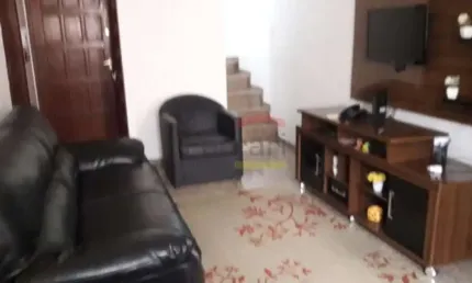 SOBRADO EM CONDOMÍNIO COM 03 DORMITÓRIOS, 01 VAGA DE GARAGEM E CHURRASQUEIRA