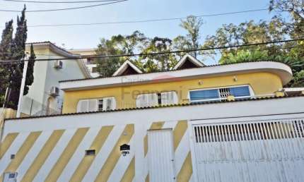 Casa Assobradada no Jardim França com 4 suítes, piscina e 7 vagas, próximo ao TriMais