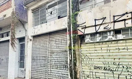 Casa assobradada em Santa Teresinha, com dois salões comerciais, frente de 8 metros por 25 de fundos