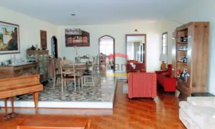 Excelente casa, area arborizada, 4 quartos(1 suíte), 3 salas,churrasq.,piscina e garagem 15 carros.