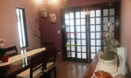 SOBRADO COM 04 DORMITÓRIOS, 02 VAGAS DE GARAGEM, COM DEPENDÊNCIAS
