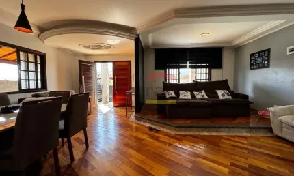 Sobrado à venda com 4 dormitórios e 4 vagas no Jardim Jaraguá