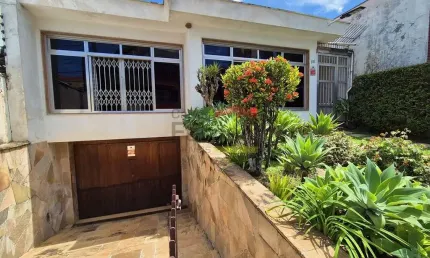 Casa no Jardim França, com 3 quartos, 6 vagas e salão de festas