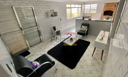 SOBRADO COM 3 DORMITÓRIOS, SENDO 1 SUÍTE, 2 VAGAS DE GARAGEM, QUINTAL COM CHURRASQUEIRA