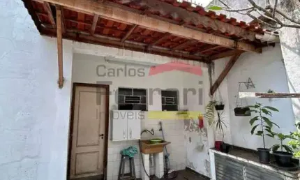 Sobrado com dois dormitórios, sendo um com varanda, ampla sala para dois ambientes