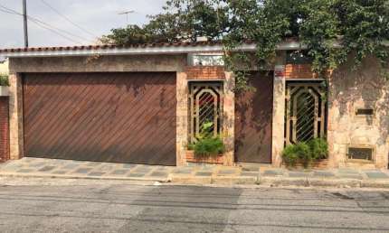 Casa ampla Santa Teresinha- 300m² - com frente para duas ruas tranquilas.
