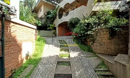 Locação Alto Padrão - Casa Assobradada Imponente no Pé da Serra | 446m² de Sofisticação!