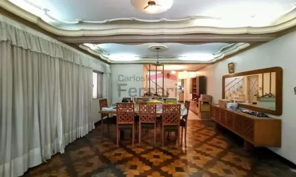 Sobrado espaçoso á venda na água fria, com grande potencial em localização privilegiada!