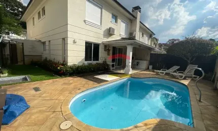 Sobrado de Alto Padrão em condomínio fechado, com 3 suítes, área gourmet, piscina e 3 vagas.