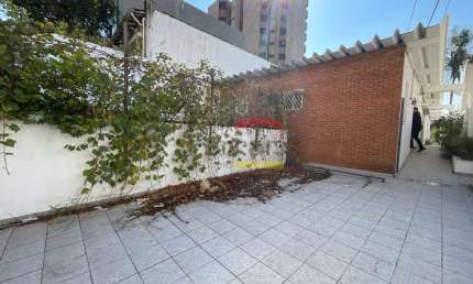 Ampla Casa comercial, 7 salas, 4 banheiros, copa, quintal com churrasqueira, lavanderia e 4 vagas.