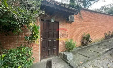 Tremembé, casa assobrada de 590m² à venda em rua muito tranquila.
