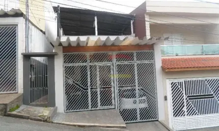Casa térrea com 2 dormitórios e 2 vagas na região da Vila Ede