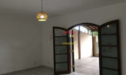 SOBRADO NO JARDIM BRASIL COM 4 DORMITÓRIOS NO TOTAL, POSSUI EDÍCULA, QUINTAL, TERRAÇO E 2 VAGAS