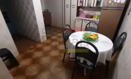 Casa da frente térrea, 2 quartos, 2 vagas, sobrado nos fundos com 2 quartos, sendo 1 suite, quintal