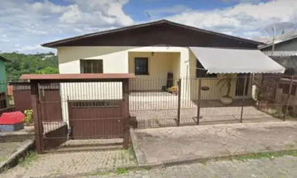 Casa à venda no Cruzeiro, Caxias do Sul  por R$ 415.000