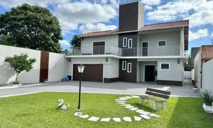 Belíssimo Sobrado c/ 5 Dormitórios (01 Suíte c/ sacada) no Centro de Esteio