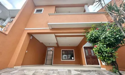Belíssimo Sobrado c/ 3 Dormitórios (01 Suíte) no Bairro Moinhos de Vento