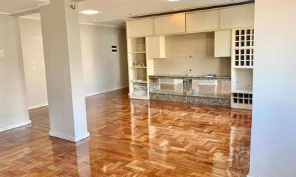 Belíssimo Apartamento Semimobiliado c/ 3 Dormitórios no Bairro Centro