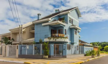 Sobrado com 3 Quartos e 4 banheiros à Venda no centro de canoas.