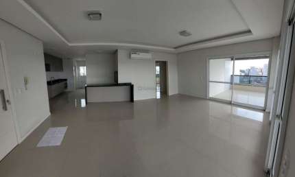 Apartamento com 03 suítes e 03 vagas de garagem no Condomínio Solar da Praça II no Centro de Canoas