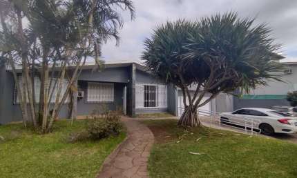 Casa Ampla com pátio excelente para residência ou comércio.