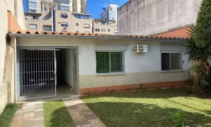 Casa comercial no Centro com amplo pátio! Oportunidade