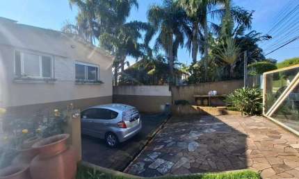 Oportunidade ! Casa 04 quartos  e amplo pátio Bairro Nossa Senhora das Graças